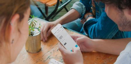 Varios usuarios consultando una aplicación de análisis de gastos