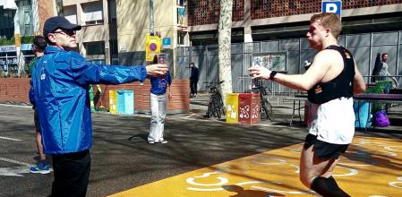 Avituallamiento de un atleta en el maratón de Barcelona.
