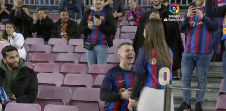 El otro momentazo de 'El Clásico': le pidió matrimonio a su novia ante la atenta mirada del Camp Nou