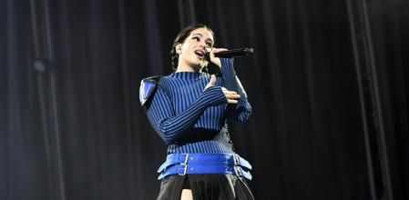 El micro de Rosalía se activa por error y se escucha lo que les dice a sus bailarines