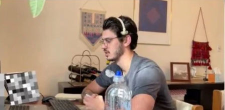 Un joven mostraba cómo trabajaba cuando recibió una mala noticia