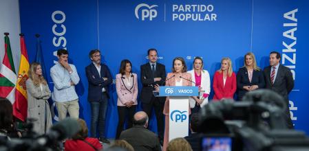 La secretaria general del PP, Cuca Gamarra, junto al presidente del PP vasco, Carlos Iturgaiz, en la inauguración, este lunes, de la nueva sede de Bilabo