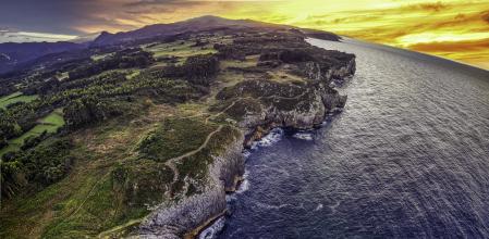 La ruta de los Acantilados del Infierno conecta Ribadesella con Guadamía, en
Asturias