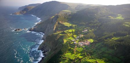 Santo André de Teixido, entre la Serra de A Capelada y el Océano Atlántico, conforma
un paisaje único
