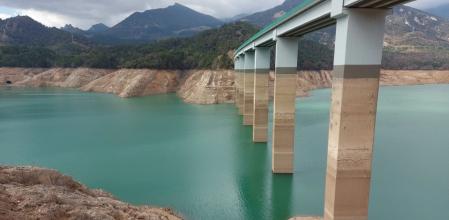 Marcas de la sequía en los pilares del puente del pantano de la Baells.
