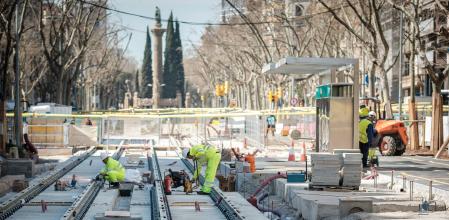 Los operarios trabajan en la soldadura de las vías a la altura de la futura estación de Sicília