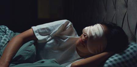 durmiendo con antifaz