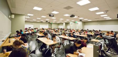Alumnos haciendo un examen