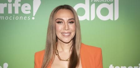 Mónica Naranjo posando para los medios en un photocall