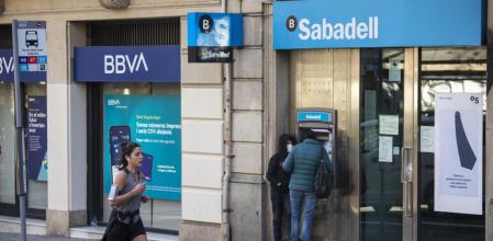 FOTO: MANÉ ESPINOSA. IMAGEN DE DOS ENTIDADES BANCARIAS DE BBVA Y BANC DE SABADELL JUNTAS ,LAS CUALES EXISTE LA POSIBILIDAD QUE SE FUSIONEN.