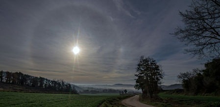Halo solar con nieblas en Sant Agustí de Lluçanès, fotografía seleccionada por la NASA.