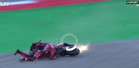 Pol Espargaró desliza por el asfalto en la curva 10