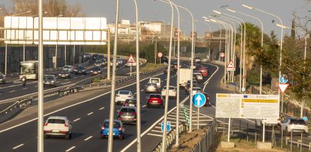 Un cartel en el acceso de Sant Joan Despí a la B-23 ya informa a los conductores del inicio de los trabajos en la carretera