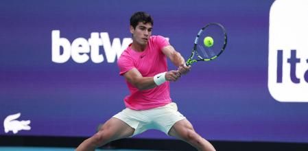 Carlos Alcaraz en acción ante Facundo Bagni en Miami