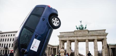 Berlin (Germany), 22/03/2023.- A Greenpeace installation shows an SUV that crashed into the ground before the Brandenburg Gate, as part of a protest against the German blockade of a European phase-out of combustion engines, in Berlin, Germany, 22 March 2023. (Protestas, Alemania) EFE/EPA/CLEMENS BILAN