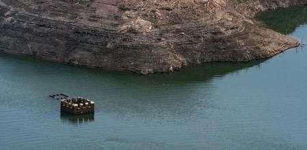 La torre del antiguo molino de Sau, a la vista.