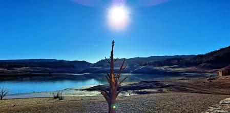 Paisaje de sequía en el embalse de Sau.