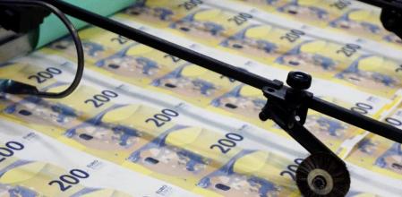 GRAF9336. ROMA, 27/05/2019.- Los nuevos billetes de 200 euros que entran en circulación desde mañana, junto con los de 100 euros, en la imprenta del banco central de Italia. 