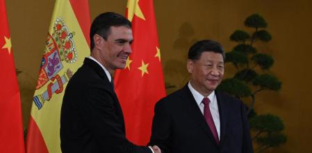 NUSA DUA (INDONESIA), 15/11/2022.- El jefe del Gobierno español, Pedro Sánchez (i), destacó este martes ante el presidente chino, Xi Jinping (d), la capacidad del país asiático como potencia estabilizadora y le pidió usar esa influencia para convencer al presidente ruso, Vladímir Putin, de que ponga fin a la guerra en Ucrania. Sánchez y Xi se reunieron en los márgenes de la cumbre de líderes del G20 que se celebra en la isla indonesia de Bali y fuentes españolas ya habían adelantado que el jefe del Gobierno pediría al presidente chino que intentara mediar ante Putin. Moncloa Pool/Borja Puig de la Bellacasa SOLO USO EDITORIAL/ SOLO USO PERMITIDO PARA ILUSTRAR LA NOTICIA QUE ACOMPAÑA/ (CRÉDITO OBLIGATORIO)