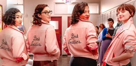 La serie cuenta cómo se formó por primera vez la pandilla de las Pink Ladies.
