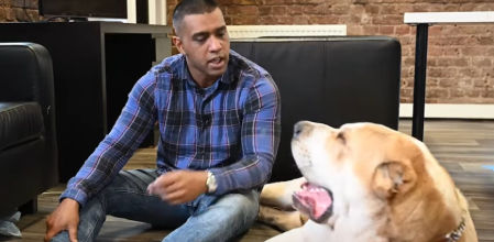 Jamal Miah posa con Kenzo