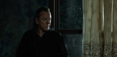 Kiefer Sutherland es John Weir, un hombre acusado de un asesinato que no ha cometido.
