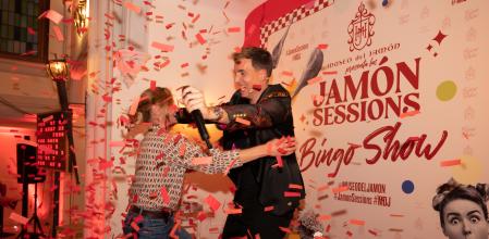 Una premiada sube a recoger su premio en un momento épico del Bingo Show