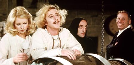 Teri Garr, Gene Wilder, Marty Feldman y Mel Brooks en el rodaje de 'El jovencito Frankenstein'