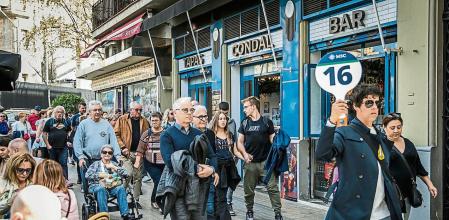 31 - 03 - 2023 / Barcelona / Barcelona llena de turistas por semana santa / Foto: Llibert Teixidó Barcelona llena de turistas - gente en zona sagrada familia