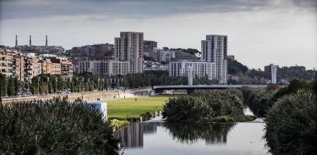 Imagen del río Besòs en su desembocadura, con la zona verde peatonal