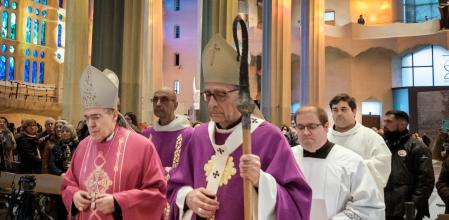 Con el báculo, el arzobispo de Barcelona, Juan José Omella