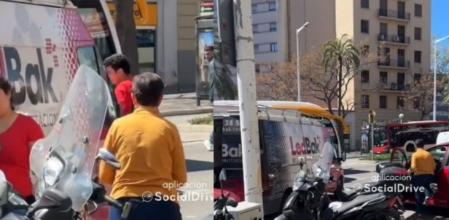 Una conductora golpea una furgoneta porque no se apartaba y le hace una peineta a los que la graban