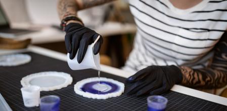 La resina epóxica destaca por su fácil aplicación y perdurabilidad, lo que la convierte en uno de los materiales preferidos de artesanos y orfebres.