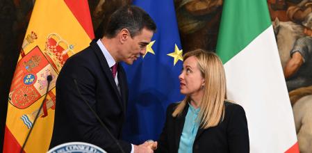 Sánchez y Meloni se saludan al término de su comparecencia conjunta en el palacio Chigi de Roma