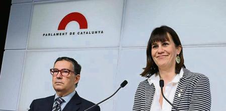 La secretària segona a la Mesa Aurora Madaula i el diputat de Junts Jaume Alonso Cuevillas, en roda de premsa