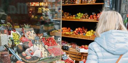GRAFCAV5957. BILBAO, 14/03/2023.-Una mujer observa las verduras y frutas con sus precios este martes en Bilbao. La inflación en España subió en febrero al 6 % interanual, una décima más que el mes anterior y una menos de lo adelantado por el INE, debido al encarecimiento de la electricidad y a la subida histórica de los alimentos del 16,6 %, a pesar de la rebaja o eliminación del IVA a algunos productos.EFE/Luis Tejido