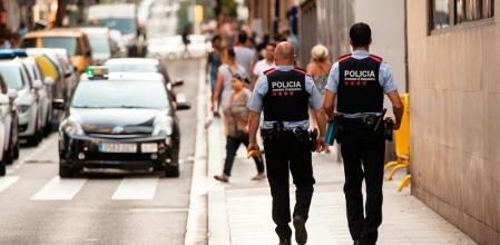 Dos agentes de los Mossos d'Esquadra en una imagen de archivo