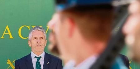 Los ministros del Interior, Fernando Grande-Marlaska (3d), y de Defensa, Margarita Robles, durante la toma de posesión de Mercedes González (i), como directora general de la Guardia Civil, este martes en la sede de la dirección general del Instituto Armado en Guzmán el Bueno, Madrid. Junto a ellos, el JEMAD, Teodoro López Calderón.