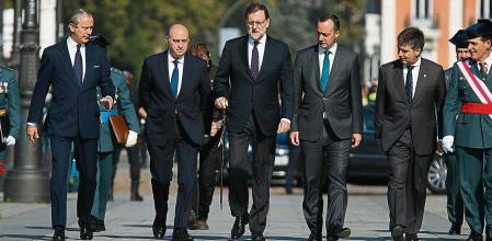 06/11/2015 Madrid / Foto Dani Duch El presidente del Gobierno, Mariano Rajoy, ha presidido hoy el acto de entrega de la Bandera Nacional a la 1ª Zona de la Guardia Civil, en la Plaza de Oriente. Jorge Fernandez Diaz , Arsenio Fernandez de Mesa Diaz del Rio