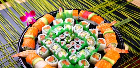 Una gran bandeja de sushi