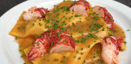 Raviolis de azafrán rellenos de bogavante y rape asado