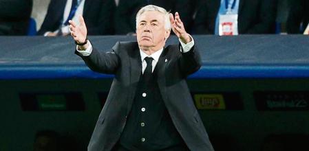 MADRID, 12/04/2023.- El entrenador del Real Madrid Carlo Ancelotti durante el partido de ida de cuartos de final de la Liga de Campeones que Real Madrid y Chelsea FC disputan este miércoles en el estadio Santiago Bernabéu. EFE/Rodrigo Jiménez