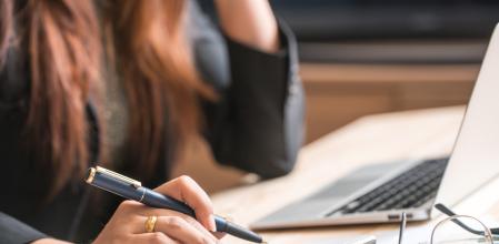 Una mujer calcula sus impuestos, en una imagen de recurso