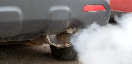 El color del humo que sale del escape puede ser indicio de una avería que en ocasiones acarrea un fuerte desembolso&nbsp;