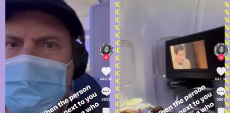 El actor Rainn Wilson en un avión