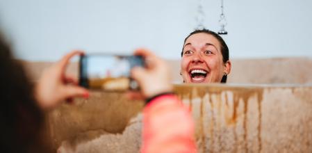 Alison Jackson en las míticas duchas del velódromo de Roubaix, tras ganar el monumento.