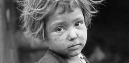 Una niña atendida en un convento en Roma a finales de 1945. Forma parte de un grupo de niños abandonados o huérfanos durante la Segunda Guerra Mundial