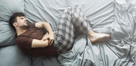 La pancreatitis es más frecuente en hombres y se caracteriza por un dolor agudo en el abdomen