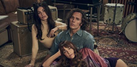 Camila Morrone, Sam Claflin y Riley Keough en una imagen de 'Todos quieren a Daisy Jones' en Amazon.