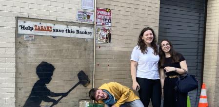 isma foto.En la imagen superior, esta semana, se ve como se sigue poniendo la cabeza en el hidrante, algo que se repite hace 10 años en el Upper West Side. El Banksy sobrevive pese a los grafiteros rivales y su lema  (abajo) del  2013: “Dejad que la calle decida”